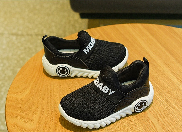 Napi gyerek tornacipő fiúknak fekete és piros színben