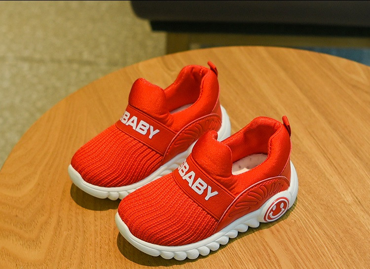 Napi gyerek tornacipő fiúknak fekete és piros színben