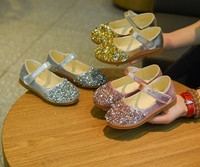 Stílusos gyerekszandál flitterekkel, három színben