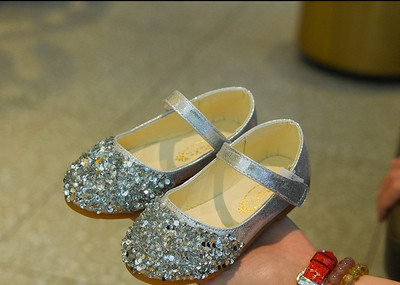Stílusos gyerekszandál flitterekkel, három színben
