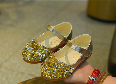 Stílusos gyerekszandál flitterekkel, három színben