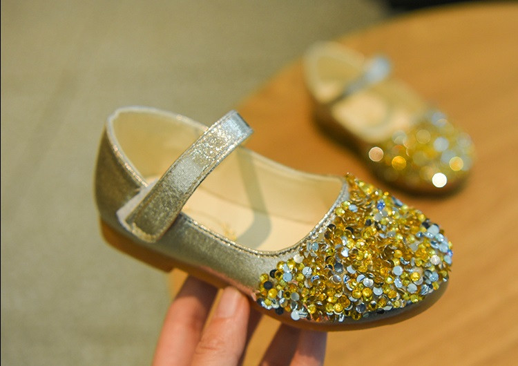 Stílusos gyerekszandál flitterekkel, három színben