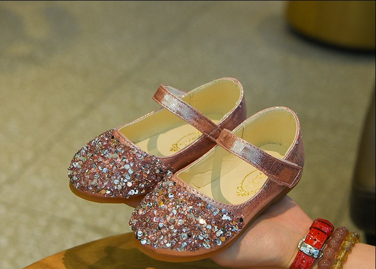 Stílusos gyerekszandál flitterekkel, három színben