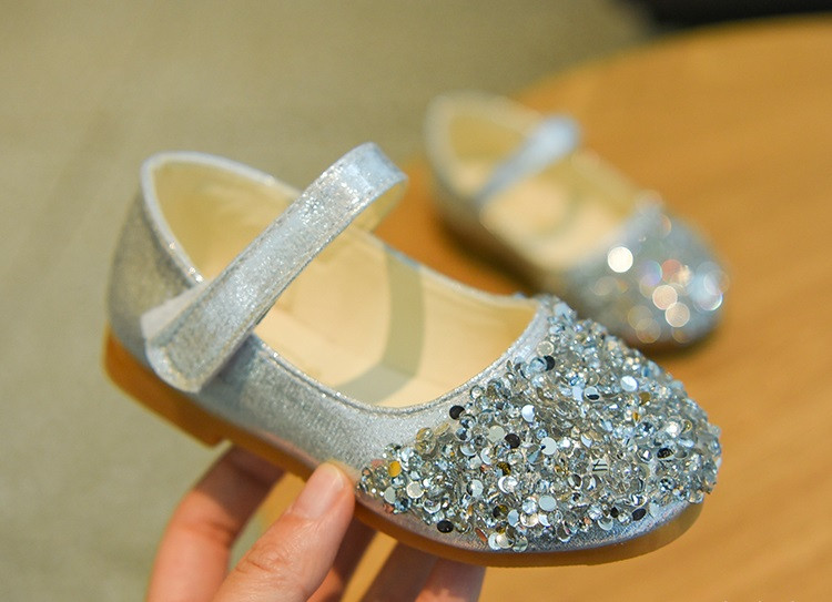 Stílusos gyerekszandál flitterekkel, három színben