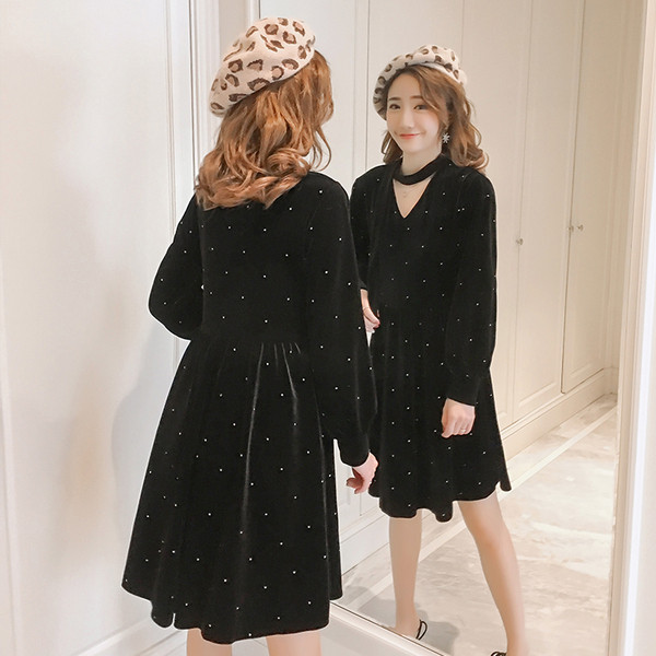 Stílusos ruha kismamáknak bársonyból fekete színben