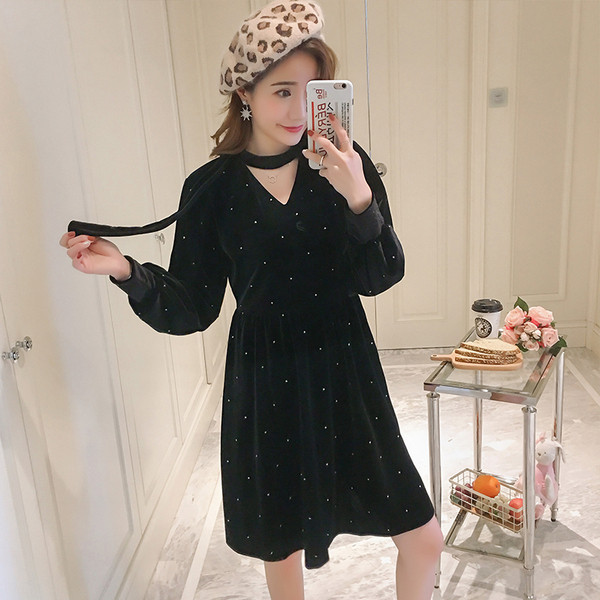 Stílusos ruha kismamáknak bársonyból fekete színben