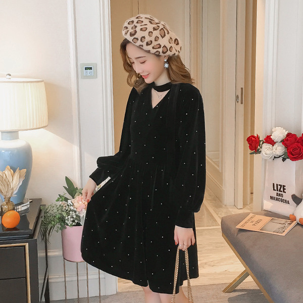 Stílusos ruha kismamáknak bársonyból fekete színben