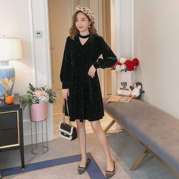 Stílusos ruha kismamáknak bársonyból fekete színben