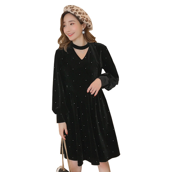 Stílusos ruha kismamáknak bársonyból fekete színben