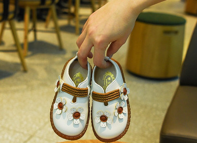 Modern gyerekcipő két színben, 3D elemekkel