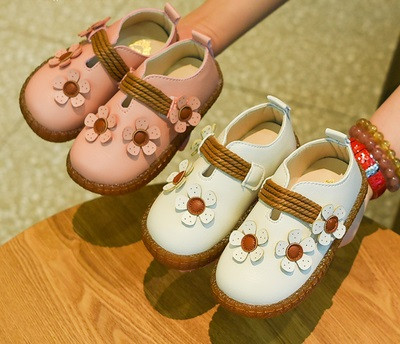 Модерни детски обувки в два цвята с 3D елементи