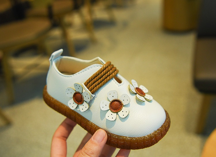 Modern gyerekcipő két színben, 3D elemekkel