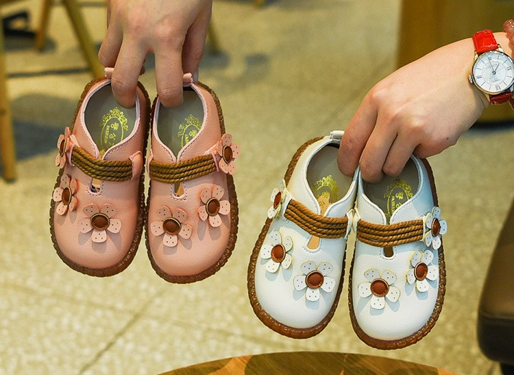 Modern gyerekcipő két színben, 3D elemekkel