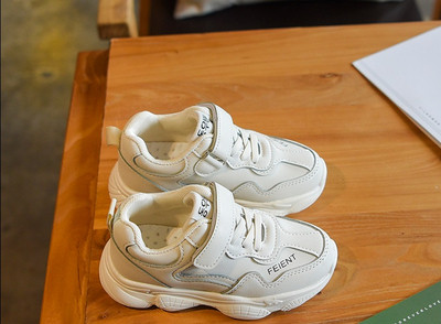 Αθλητικά παιδικά παπούτσια  για αγόρια σε μαύρο και άσπρο χρώμα