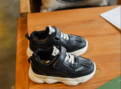 Αθλητικά παιδικά παπούτσια  για αγόρια σε μαύρο και άσπρο χρώμα