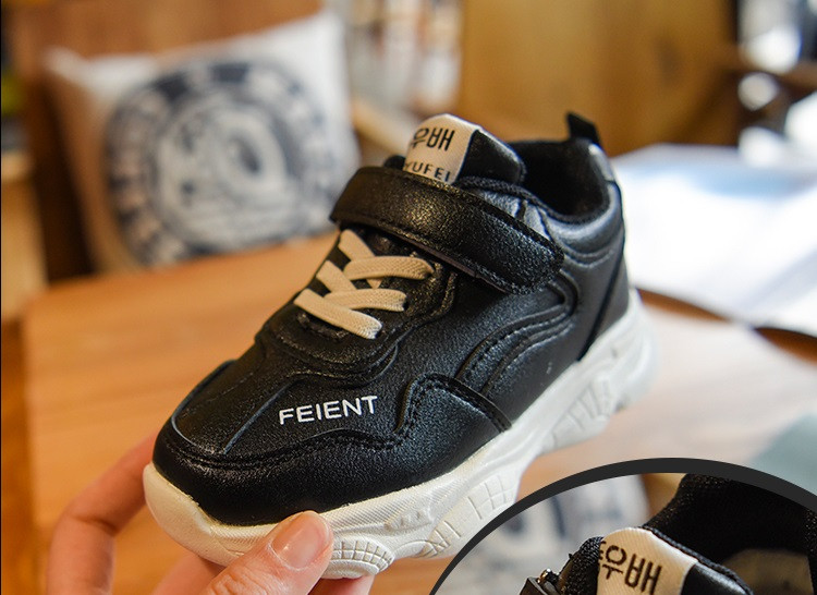 Αθλητικά παιδικά παπούτσια  για αγόρια σε μαύρο και άσπρο χρώμα