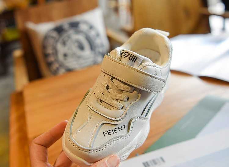 Αθλητικά παιδικά παπούτσια  για αγόρια σε μαύρο και άσπρο χρώμα