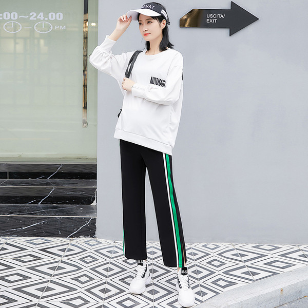 Μοντέρνα παντελόνια για έγκυες γυναίκες με πλευρική μπορντούρα σε δύο χρώματα