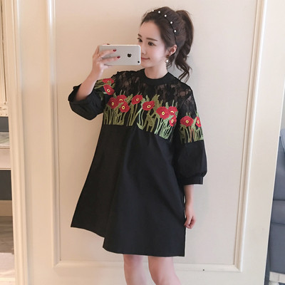 Aktuális ruha kismamáknak 3/4 ujjal, virágmotívumokkal fehér és fekete színben