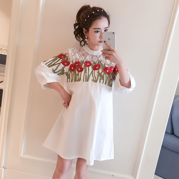 Aktuális ruha kismamáknak 3/4 ujjal, virágmotívumokkal fehér és fekete színben