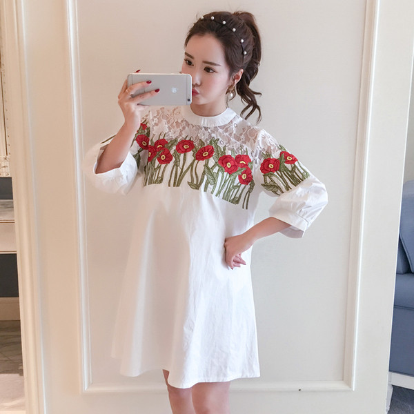 Aktuális ruha kismamáknak 3/4 ujjal, virágmotívumokkal fehér és fekete színben