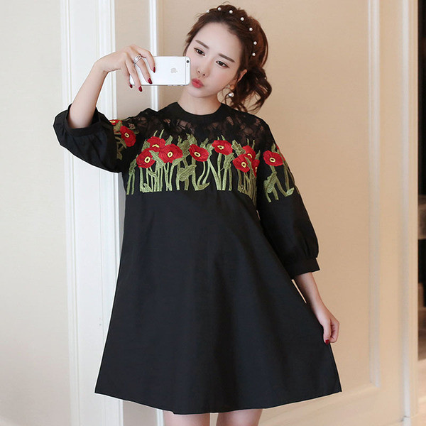 Aktuális ruha kismamáknak 3/4 ujjal, virágmotívumokkal fehér és fekete színben