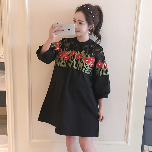 Aktuális ruha kismamáknak 3/4 ujjal, virágmotívumokkal fehér és fekete színben