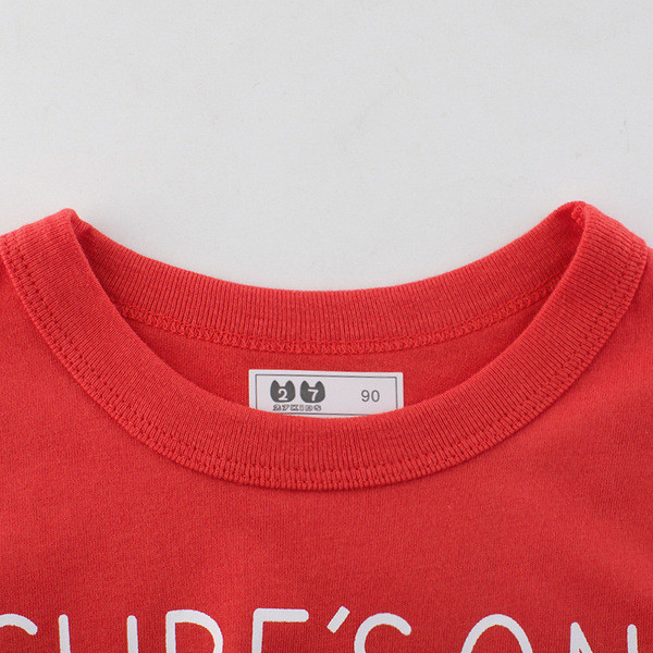 Gyerek póló fiúknak piros felirattal és rátéttel