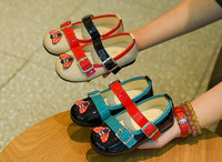 Modern, két színben díszített gyerekszandál