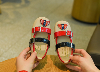 Modern, két színben díszített gyerekszandál