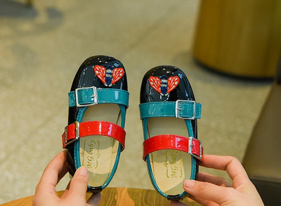 Modern, két színben díszített gyerekszandál