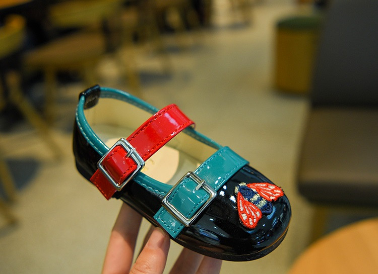 Modern, két színben díszített gyerekszandál