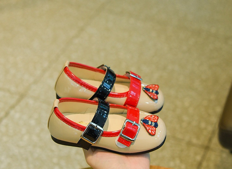 Modern, két színben díszített gyerekszandál