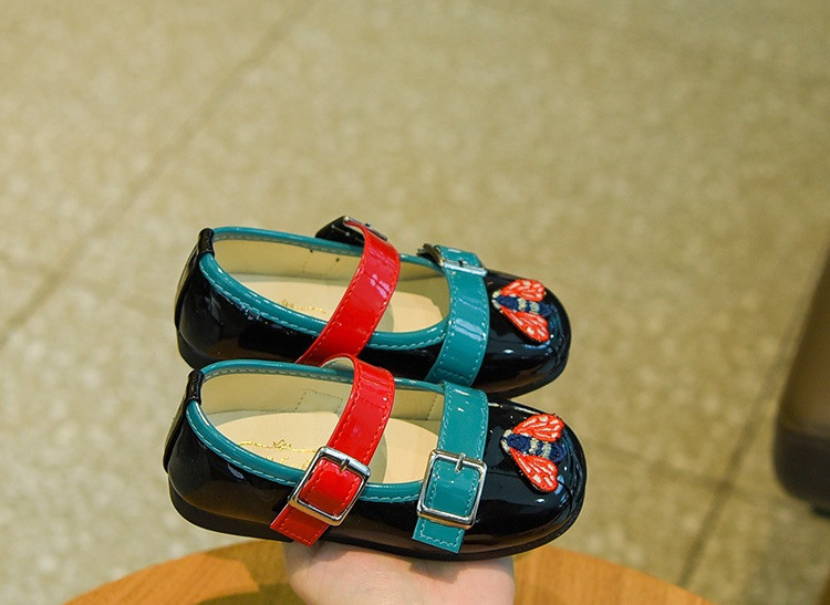 Modern, két színben díszített gyerekszandál