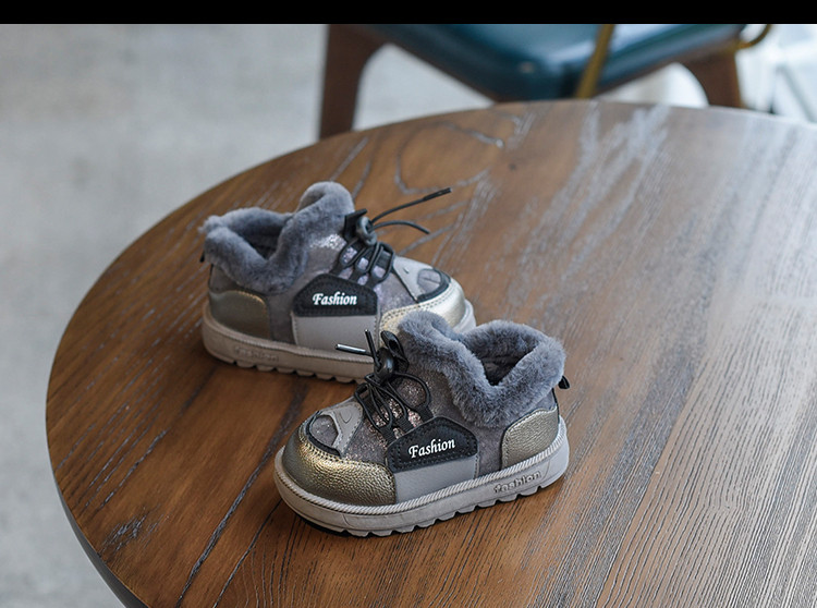 Modern gyerekcsizma lányoknak puha béléssel, három színben