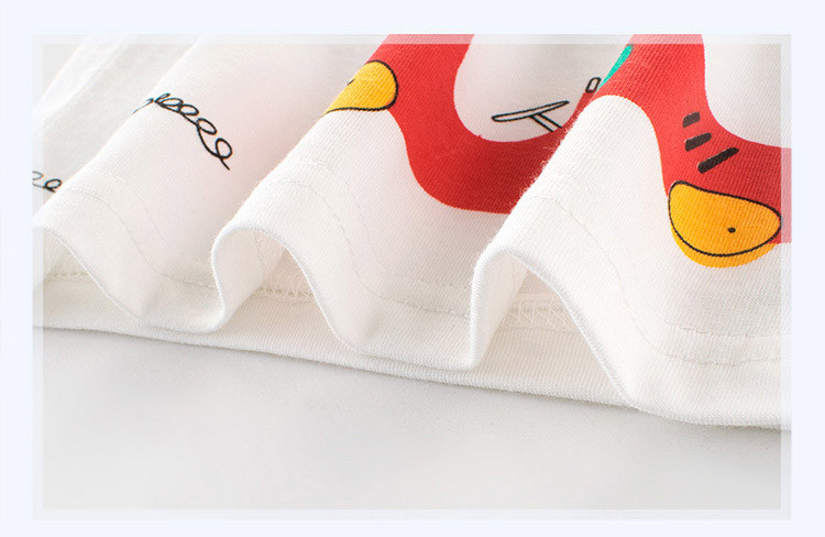 Gyerek póló fiúknak fehér színben, színes rátéttel