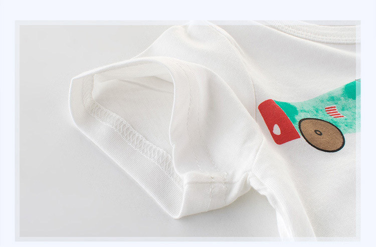 Gyerek póló fiúknak fehér színben, színes rátéttel