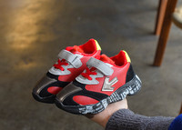 Stílusos gyerek tornacipő puha béléssel és feliratokkal a talpán