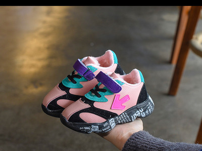 Stílusos gyerek tornacipő puha béléssel és feliratokkal a talpán