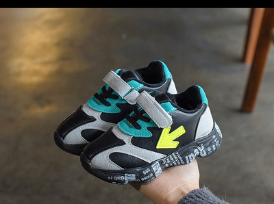 Stílusos gyerek tornacipő puha béléssel és feliratokkal a talpán