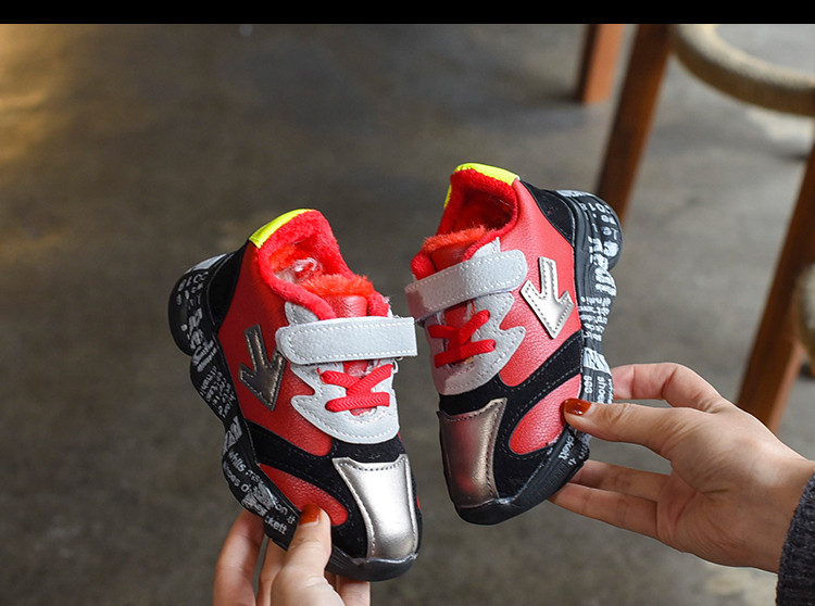 Stílusos gyerek tornacipő puha béléssel és feliratokkal a talpán