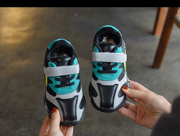 Stílusos gyerek tornacipő puha béléssel és feliratokkal a talpán