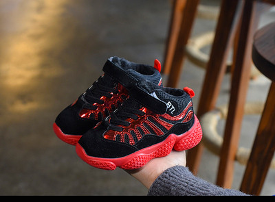 Modern gyerek tornacipő fiúknak vastag talppal, két színben