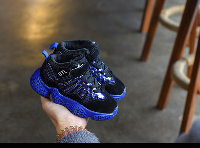 Modern gyerek tornacipő fiúknak vastag talppal, két színben