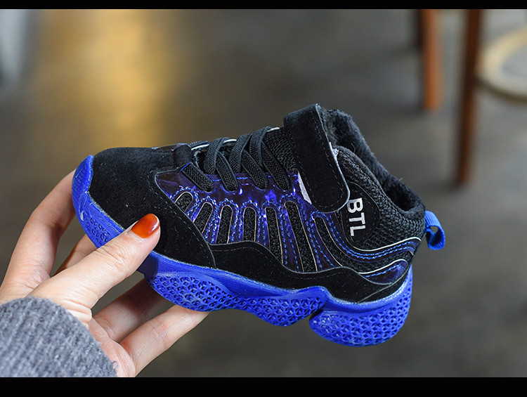 Modern gyerek tornacipő fiúknak vastag talppal, két színben