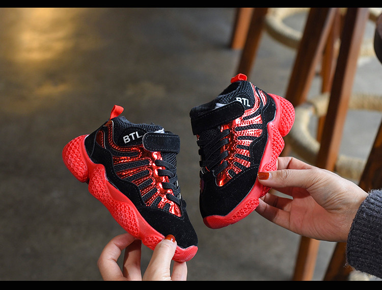 Modern gyerek tornacipő fiúknak vastag talppal, két színben