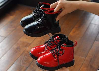 Μοντέρνες παιδικές μπότες για κορίτσια  σε μαύρο και κόκκινο χρώμα
