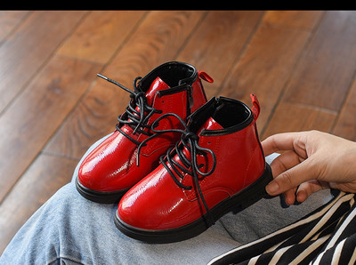 Öko bőrből készült modern gyerekcsizma lányoknak fekete és piros színben