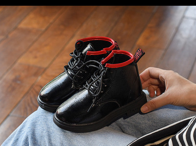 Öko bőrből készült modern gyerekcsizma lányoknak fekete és piros színben