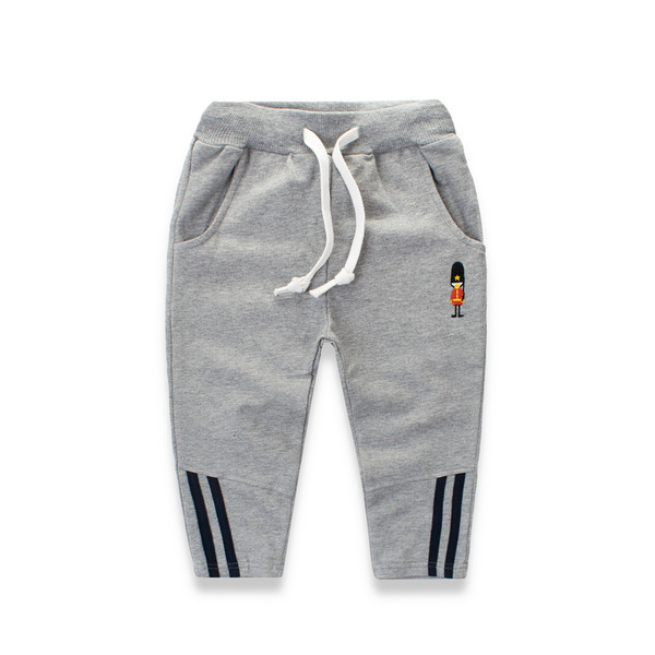 Παιδικά αθλητικά παντελόνια για αγόρια σε τρία χρώματα με κεντήματα